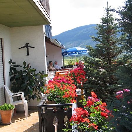 Pension Und Weingut Moselblick Brauneberg Exterior foto